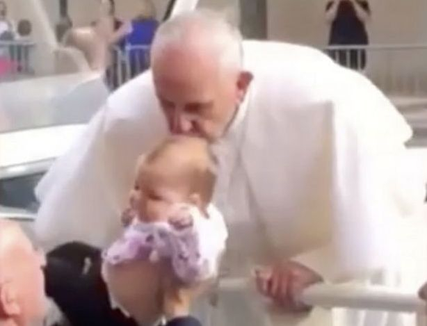 Чудо! Бебе, целунато от папа Франциск, победи мозъчния си тумор след като му даваха само няколко месеца да живее (СНИМКИ)