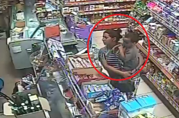 Тази майка с бебе на ръце направи нещо много грозно в бургаски магазин (ВИДЕО)