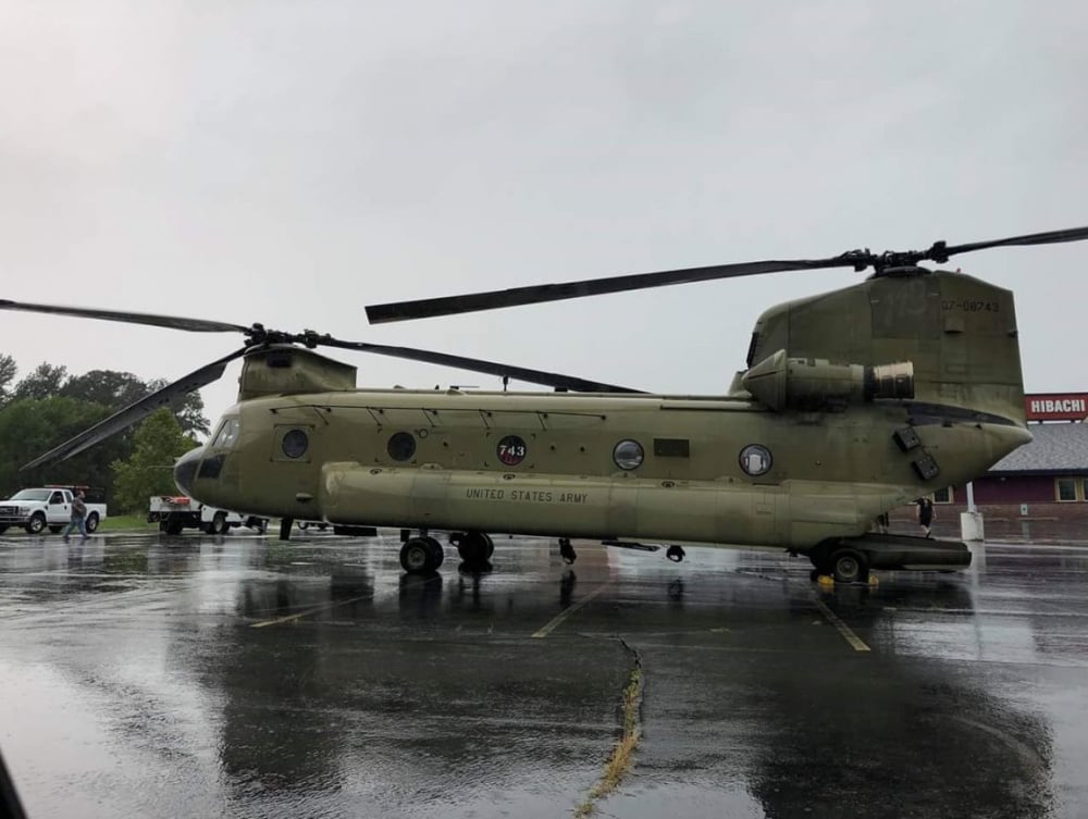 Военeн хеликоптер извърши аварийно кацане на паркинга на ресторант в САЩ (СНИМКА)