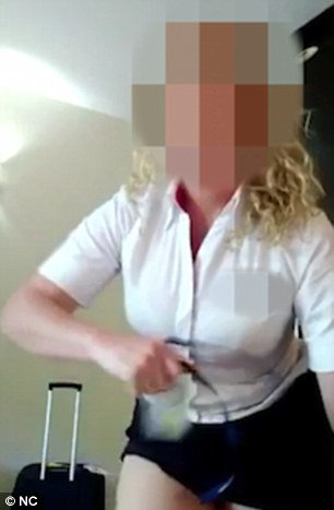 Уволниха стюардеса заради ВИДЕО 18+ със стриптийз, в което моли да й помиришат чорапогащника (СНИМКИ)