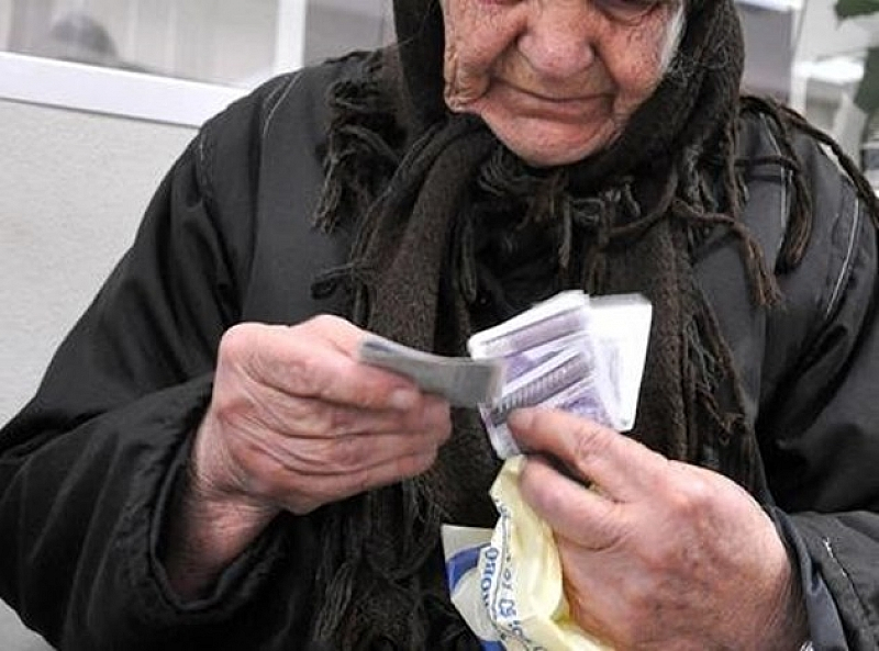 Шокиращо: 4700 българи с блокирани пенсии, започват да отнемат и имотите на възрастните хора 
