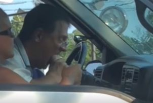 Отвратителна сексуална сцена в съседна кола видя шофьор на кръстовище (ВИДЕО 18+)