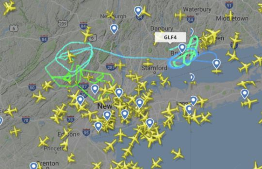 Известен рапър е на борда на частния самолет, който кръжа в небето над Масачузетс с две спукани гуми 