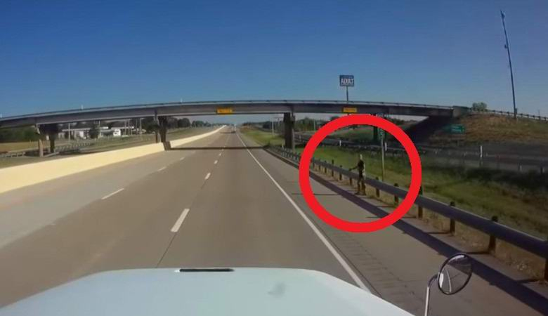 Хуманоид с неизвестен произход бе заснет край шосе в Тексас (ВИДЕО)