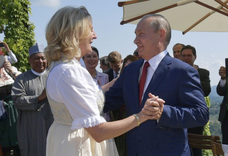Няма спирка: Путин пак сватбар