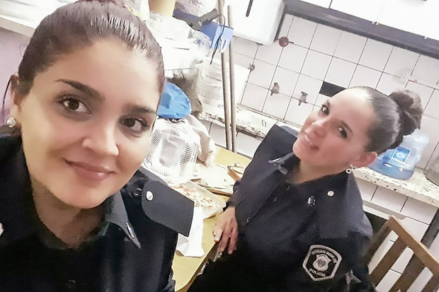 Тази полицайка се превърна за една нощ в героиня в интернет и целият свят й се възхищава (СНИМКИ)