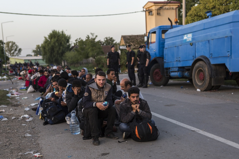 Бежанци плачат как хърватската полиция ги спуква от бой