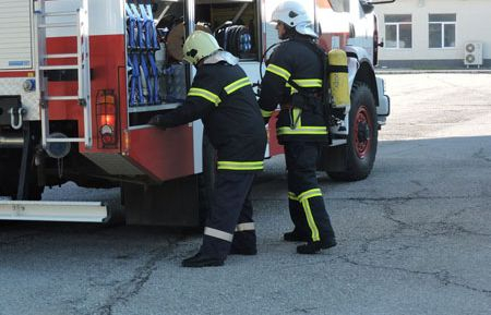 С риск за живота: Пловдивски пожарникари изнесоха 13 газови бутилки от горящ овчарник