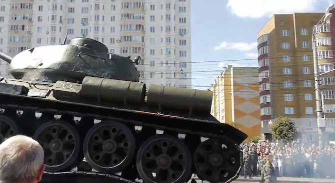 Танк Т-34 от Втората световна война се преобърна след военен парад в Круск (ВИДЕО)