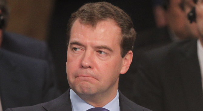 Проклятието на пенсионерите застигнало Медведев?