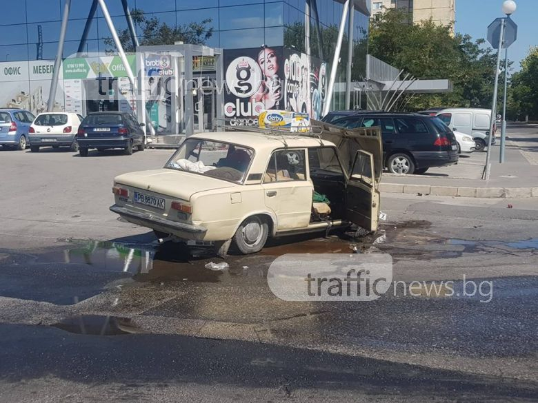 Тежък сблъсък в Пловдив! Жигула се запали след удар с друга кола, има пострадали СНИМКИ