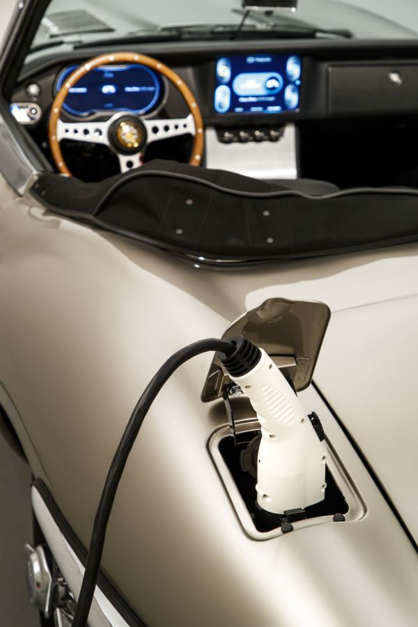 E-LECTRIC! Jaguar Classic ще създава изцяло електрически автомобили E-TYPE