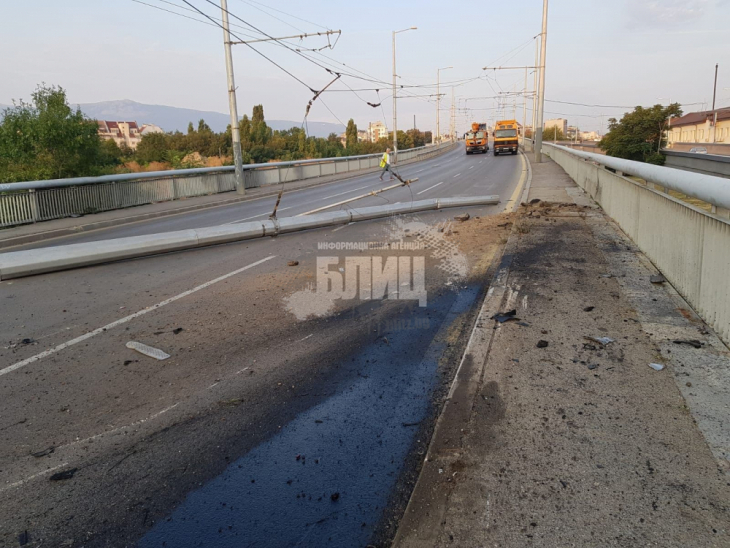 Извънредно в БЛИЦ! Мъртвопиян водещ се размаза в катастрофа в центъра на София (СНИМКИ 18+/ОБНОВЕНА)