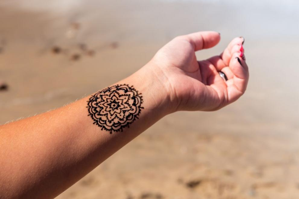 Младежи масово се оплакват от татуировки с къна по морето