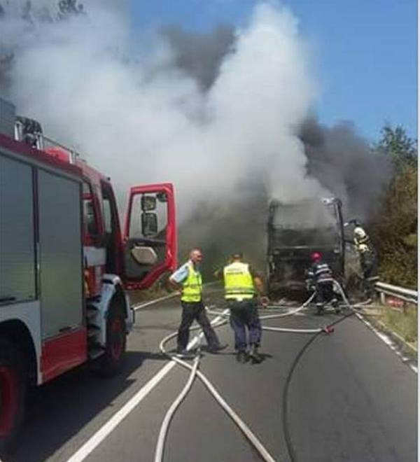 Първи СНИМКИ на рейса с туристи, който се запали на пътя Бургас-Варна