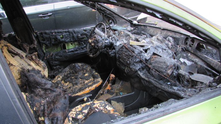 Сигнал до БЛИЦ: Кола изгоря като факла в столичния кв. "Люлин" 