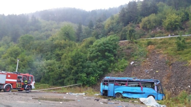 Трагедията в Своге: Пътят остана затворен цяла нощ, изясняват се причините за катастрофата (НОВИ СНИМКИ)