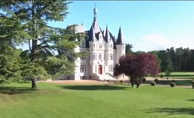 Мечтаете си да живеете в замък като от Дисни? Сега можете да си го купите 5.5 млн. евро (СНИМКА)