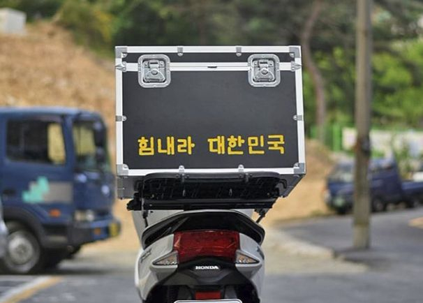 Кореец обиколи 37 страни с мотопеда си, но когато пристигна на Острова, му се случи нещо много неприятно (СНИМКИ)