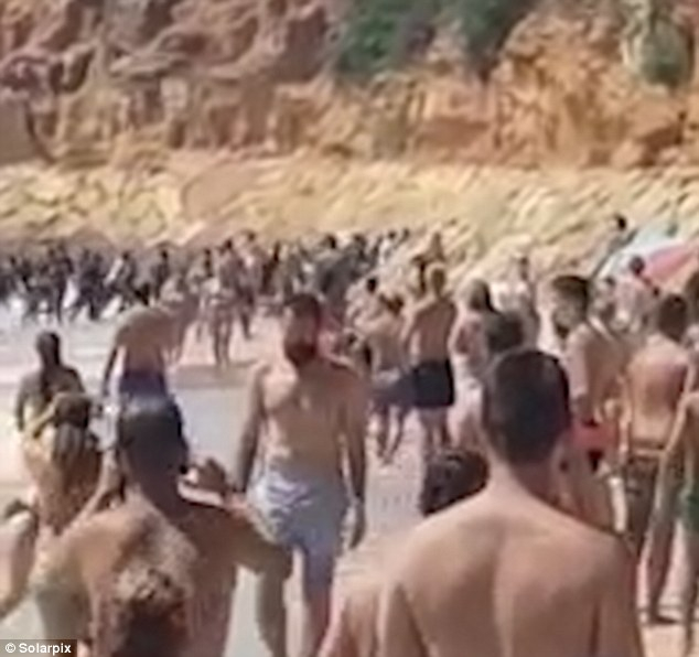 Шок на плажа! Тумба чернокожи бежанци взе на абордаж днес луксозен испански курорт, летовниците втрещени (ВИДЕО)