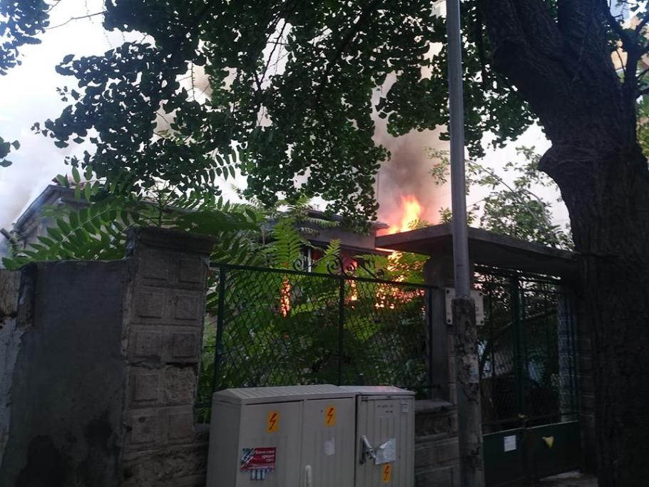 Пламъци погълнаха къщата на класикът на българската литература Йордан Йовков (СНИМКИ)