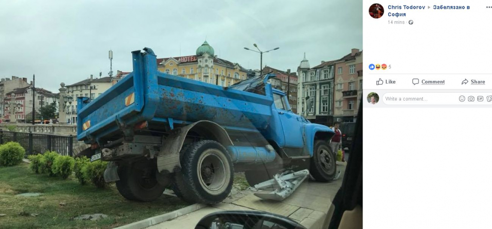 Извънредно! Страшен инцидент на Лъвов мост в София (СНИМКИ)