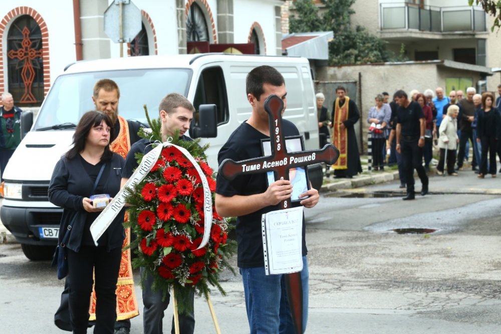Сръб и сълзи! Световрачене се сбогува с 4 от жертвите от автобуса-ковчег (СНИМКИ)