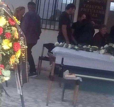 Световрачене плаче: Погребаха Дарина и внукът й Георги в бели ковчези, а по време на опелото се случиха куп неща, смразяващи кръвта (СНИМКА)