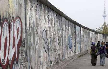 Възстановяват временно част от Берлинската стена