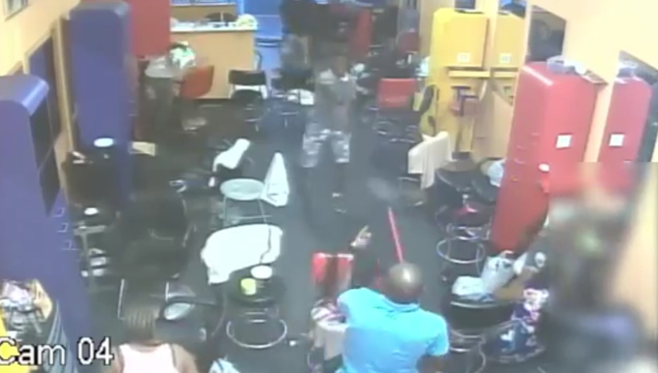 Вижте как собственик на фризьорски салон изгони само с метла въоръжени бандити (ВИДЕО)