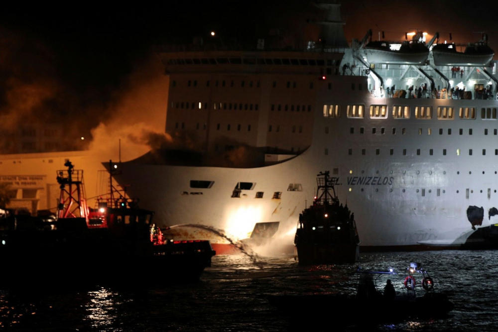 Огнен ад на гръцки ферибот, превозващ над 1000 души! Ексклузивни СНИМКИ 