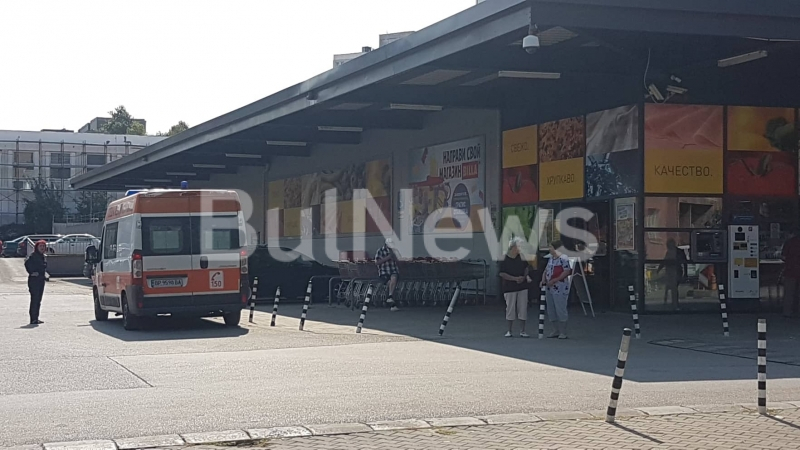 Паника във Враца! Мъж се задушава и свлича на земята, линейка хвърчи към хипермаркет (СНИМКИ)