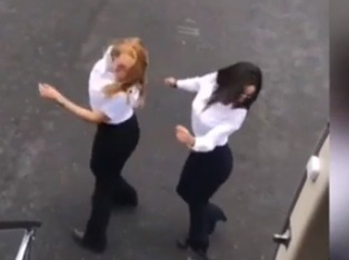 Шашаво ВИДЕО: Жени пилоти чуха хитова песен, скочиха от самолета и започнаха да танцуват