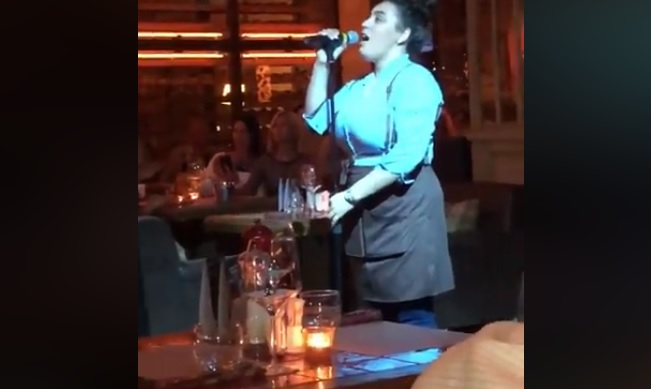 Сервитьорка от Петербург захвърли таблата и запя! Това, което последва, изуми целия свят (ВИДЕО) 