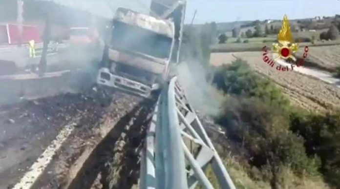 Български тираджия изпревари лека кола на А1 в Италия, уби баща и син, а камионът му стана на пепел
