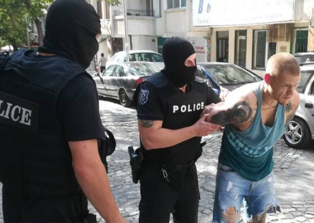 В Бургас почерня от полиция! Масови арести след кървавото меле в плажния бар (СНИМКИ)