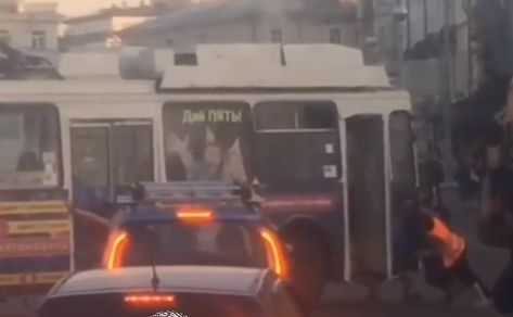 Пътници бутат закъсал тролейбус, за да се приберат вкъщи (ВИДЕО)