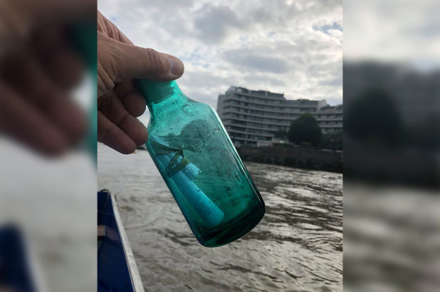Баща и син намериха бутилка с бележка в Темза, разказът в нея разплака мрежата (СНИМКИ)