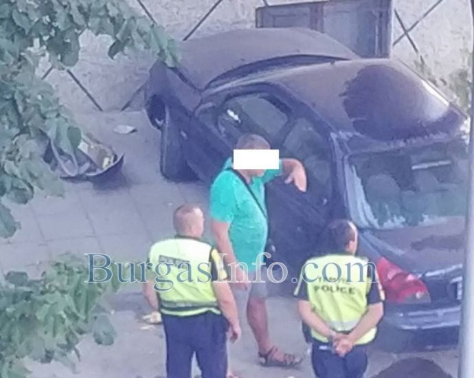 Форд се заби в къща в Бургас, свистене на гуми и тътен изправи косите на съседите (СНИМКИ)