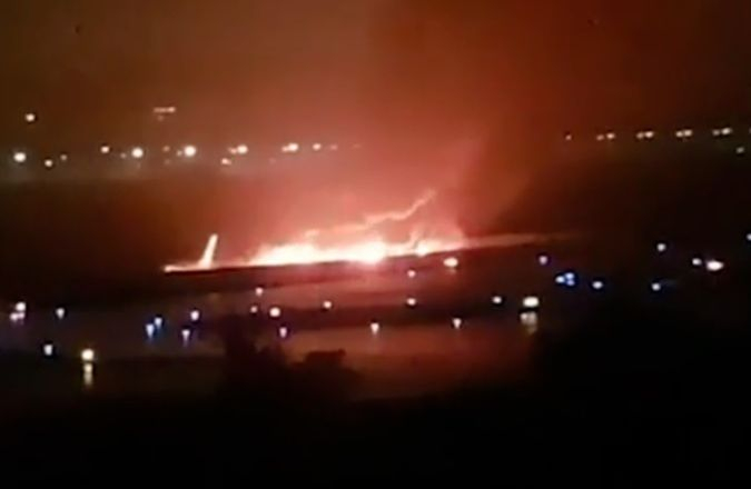 Кошмар на летището в Сочи! Боинг 737 мина през оградата и избухна в пламъци, а сърцето на работник се пръсна от ужас (ВИДЕО)