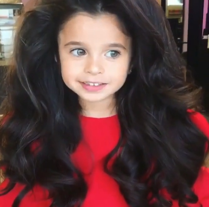 Това момиченце има най-невероятните коси в целия свят, но всички критикуват родителите му (СНИМКИ)