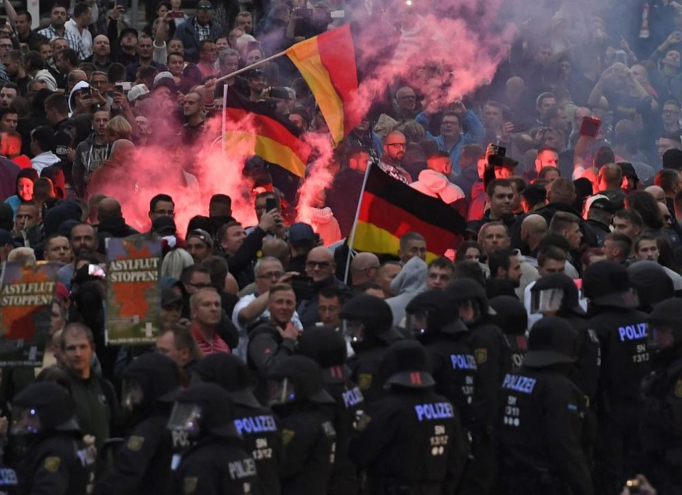 Най-малко 11 души са пострадали по време на съботните протести в германския град Кемниц