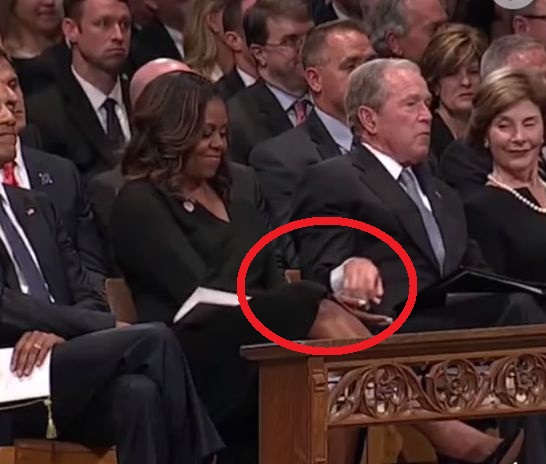 Всички се чудят какво пъхна тайничко Джордж Буш-младши на Мишел Обама на опелото на Маккейн (ВИДЕО)