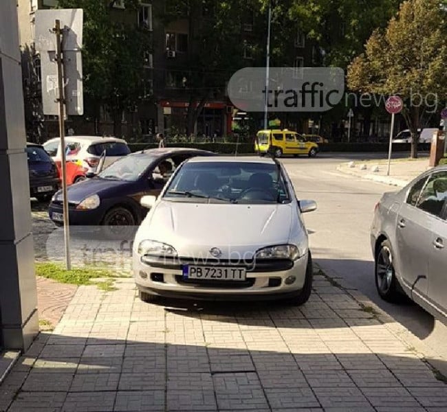 Блондинка даде "урок" по паркиране по женски в Пловдив (СНИМКИ)