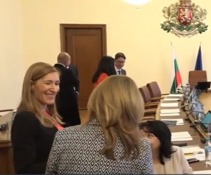 Министрите започнаха с шеги и закачки заседанието в МС след тежките среднощни преговори (СНИМКИ)