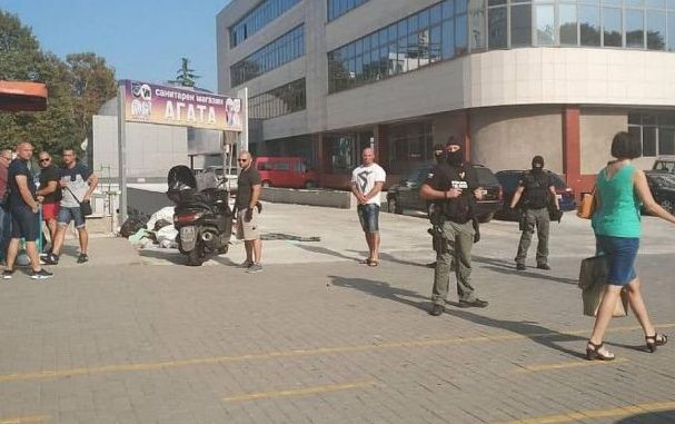 Извънредно! Почерня от спецполицаи в Бургас, извършват се арести (СНИМКА)