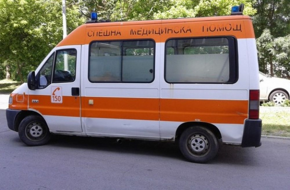 Тийнейджър в болница след сбиване пред клуб в Асеновград