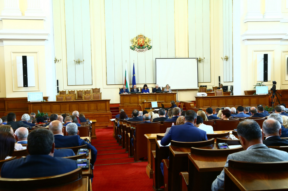 Гласуването на министерските оставки отпадна от дневния ред на парламента – причината е в Румен Радев