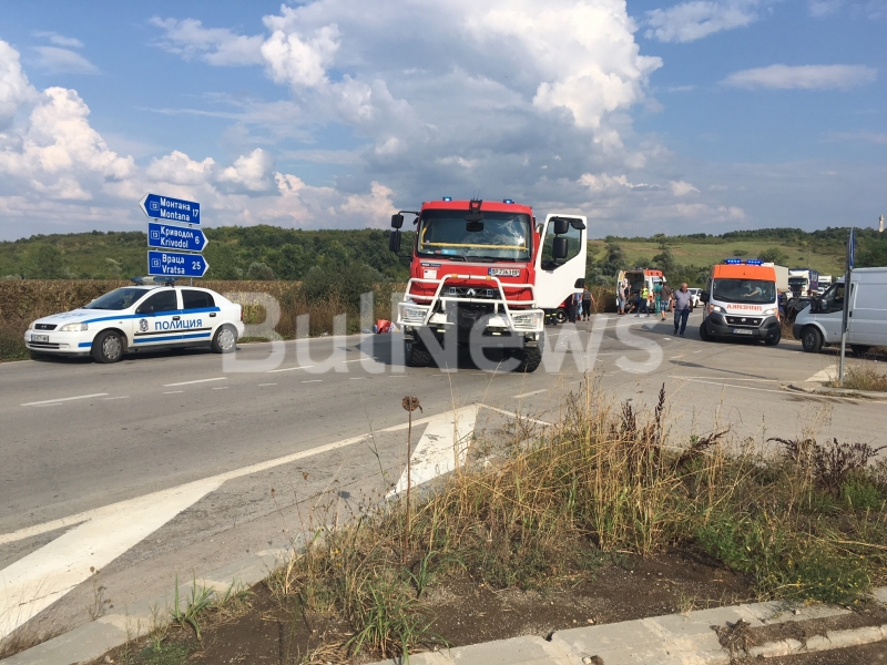 Адът се отвори край Криводол! Жестока катастрофа с много ранени, хвърчат линейки (СНИМКИ 18+)