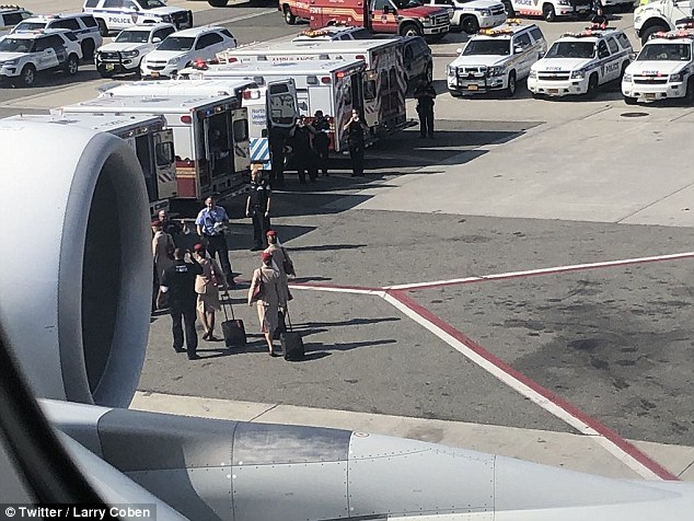 Извънредна ситуация със самолет от Дубай за Ню Йорк, 100 пътници са повалени от неизвестна болест, поставиха ги под карантина (СНИМКИ/ВИДЕО)